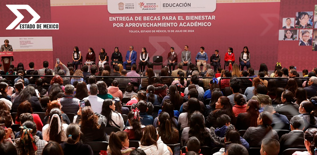 Edomex entrega más de 65,000 becas por aprovechamiento académico