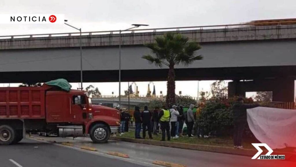 Trabajadores de SUTEYM bloquean vialidades clave en Ecatepec, exigiendo salarios pendientes y mejoras laborales.